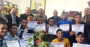 صور.. رئيس "أزهر الأقصر" يكرم الفائزين بالمركز الثانى فى مهرجان اختراق الضاحية