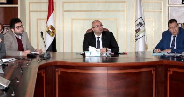 صور.. محافظ بنى سويف يبحث استكمال مرافق كوم أبو راضى الصناعية