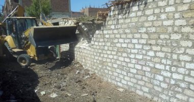 تنفيذ إزالة التعديات على مساحة 3800 متر ضمن الموجه 14 بسوهاج