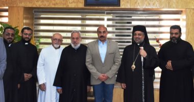 محافظ أسوان يستقبل مطران إبراشية طيبة للأقباط الكاثوليك.. صور