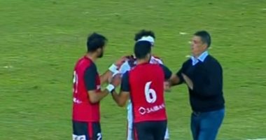 شاهد.. محمود علاء يرفض تهدئة شقيقه بعد خسارة الزمالك 