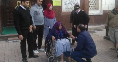 "التدخل السريع" ينقذ عجوز من الشارع وينقلها لمستشفى لتلقى العلاج اللازم