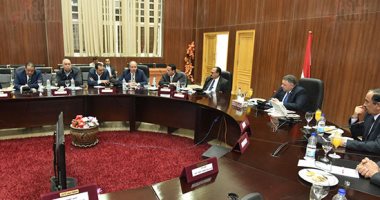 اشتباك برلمانى حكومى فى اجتماع منتصف الليل.. نواب النقل يهاجمون مسئول الوزارة لعدم جاهزيته بالأرقام.. ومحافظ البحر الأحمر يتدخل.. الوفد البرلمانى:"هنستخدم كل أدواتنا..مش بنتفسح"..عمرو حنفى:"حقكم تعرفوا كل حاجة"