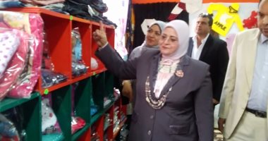 صور.. توزيع 2500 قطعة ملابس مجانا على طلاب مدارس البرلس بكفر الشيخ