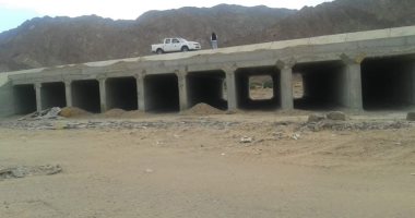 مجلس مدينة رأس غارب: حواجز التوجيه والبرابخ المحيطة بالمدينة جاهزة للسيول.. صور