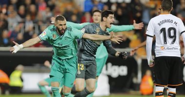 بنزيما ينقذ ريال مدريد من الخسارة أمام فالنسيا بهدف اللحظات الأخيرة.. فيديو