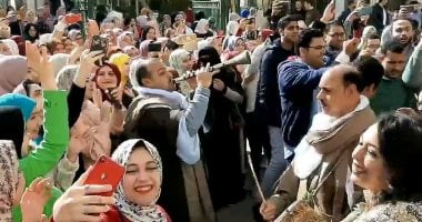 طلاب طب الزقازيق يحتفلون بالتخرج على أنغام الطبل البلدى والمزمار.. فيديو