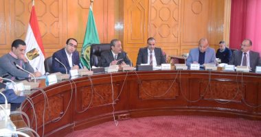 صور.. محافظ الإسماعيلية: وضع خطة تنفيذية وبرنامج زمنى لرفع الإشغالات والقمامة