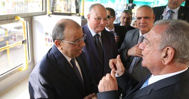 صور.. اصطفاف 20 أتوبيسا تعمل بالغاز الطبيعى بميدان عابدين قبل دخولها الخدمة