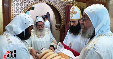 أقباط الأقصر يحتفلون بذكرى نياحة القديس متاؤس الفاخورى بدير جبل أصفون
