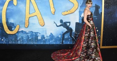 فستان تايلور سويت من Oscar de la Renta سعره صادم.. اعرفى من أين انتقت مجوهراتها