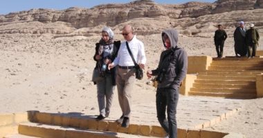 وفد سياحى كورى يزور منطقة آثار بنى حسن بالمنيا