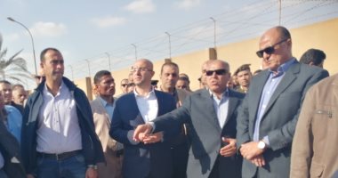 صور.. وزير النقل: معدات حديثة لورش أبو راضى ببنى سويف وتطوير البنية التحتية