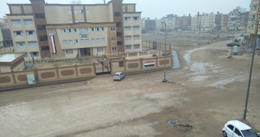 أولياء أمور يناشدون المسئولين رصف الطريق حول مدرسة أبنائهم الابتدائية بدمياط