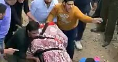 فيديو للحظة انتشال أول ضحايا عقار فاقوس المنهار فى الشرقية