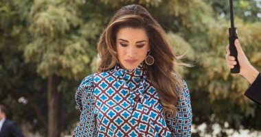 تعددت النجمات والشنطة واحدة.. مشاهير حملن نفس الحقيبة أبرزهن الملكة رانيا