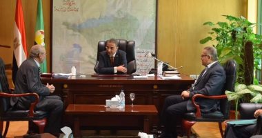  محافظ الفيوم يبحث الارتقاء بالقطاعيين الصناعى والاستثمارى بالمحافظة