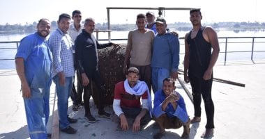 فريق الغطاسين بمياه الأقصر يجرون الصيانة الدورية وتطهير المحطات.. صور