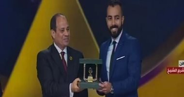الرئيس السيسي يكرم عددا من نماذج الشباب المتميزة فى مجالات مختلفة