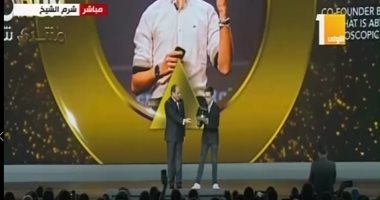 السيسي يكرم هندية وطفلا مصابا بالتوحد عمل على مشروع للذكاء الاصطناعى