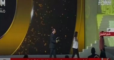 السيسي يرافق أول طيارة بدون ذراعين لمقعدها بعد تكريمها بمنتدى شباب العالم