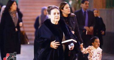 بدء عزاء الراحل حسن عفيفى بمسجد الشرطة ودلال عبدالعزيز أول الحضور 