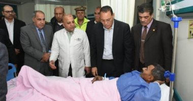 محافظ الشرقية يزور مصابى عقار فاقوس المنهار ويقرر تخصيص شقق إسكان لهم