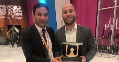 أحد المكرمين بمنتدى شباب العالم: فخر كبير استلامى جائزة من رئيس بلدى