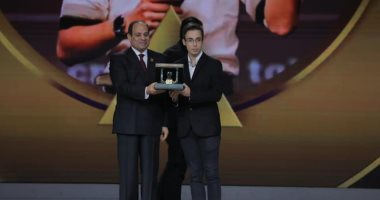 صفحة الرئيس السيسي تبرز تكريم النماذج الشبابية فى ختام منتدى الشباب