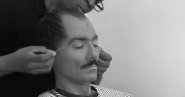 خالد النبوي يتحول للرئيس أنور السادات في كواليس مسرحيته كامب ديفيد