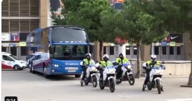 شاهد برشلونة يصل مقر الإقامة المشترك مع ريال مدريد استعدادا للكلاسيكو