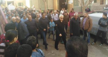 صور.. المئات يشيعون جثمان شقيقة مرتضى منصور بقرية بشالوش فى الدقهلية