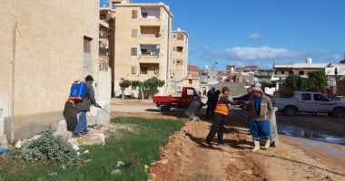 صور.. بدء تنفيذ أعمال تطوير حى الشروق عقب زيارة محافظ مطروح للمنطقة