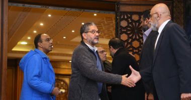 صور.. شقيق المخرج ياسر زايد وابن عمه يتلقيان العزاء بمسجد الشرطة