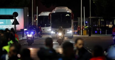 برشلونة ضد الريال.. وصول حافلتي الفريقين لملعب "كامب نو" قبل الكلاسيكو "فيديو"