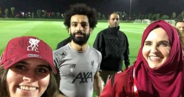 شاهد .. محمد صلاح يلبى طلب معجبة ويوقع على قميص ليفربول