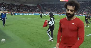 صلاح يُهدى فتاة قميصه بين شوطى مباراة ليفربول ومونتيري المكسيكي..صور 