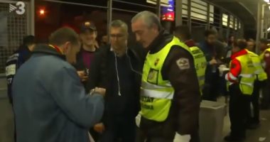 برشلونة ضد الريال.. أمن "كامب نو" يفتش طعام الجماهير قبل الكلاسيكو "فيديو"