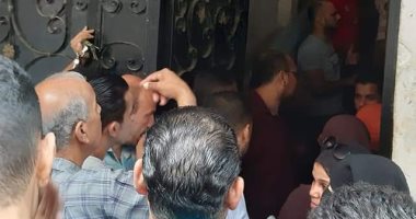 صور.. أزمة الشهر العقارى بالمنتزه تثير غضب المواطنين