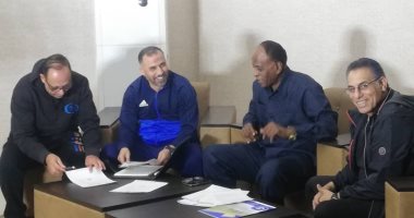صور.. حمادة صدقى يوقع عقود تدريب الهلال السودانى موسما واحدا