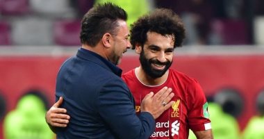 مدرب مونتيرى يصافح محمد صلاح بعد نهاية مباراة مونتيرى ضد ليفربول 
