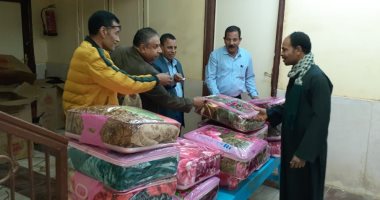 القوى العاملة: تسليم 80 بطانية للعمالة غير المنتظمة بالـوادى الجديد