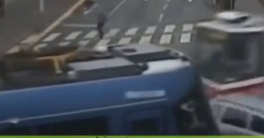 ده انت قاصد بقى.. سائق سيارة يصطدم بحافلتى ترام فى آن واحد   