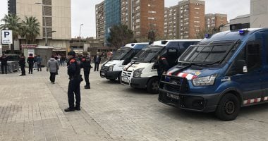 مكافحة الشغب تحاصر مقر إقامة برشلونة و ريال مدريد قبل الكلاسيكو.. صور