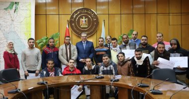 وزير القوى العاملة يسلم 18 عامل عقود للعمل بدولة خليجية
