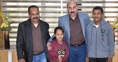صور.. محافظ أسوان يسلم طفلة مكافأة 5 آلاف جنيه لموهبتها فى الرسم بـ"فمها"