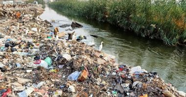المخلفات فى مصرف ناهيا.. والأهالى يناشدون بتوفير حاويات كبيرة لجمع القمامة