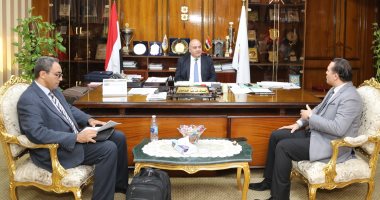 صور.. محافظ قنا يستعرض الموقف التنفيذى لمشروعات برنامج التنمية المحلية لصعيد مصر