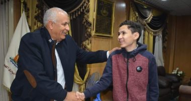 محافظ الوادى الجديد يكرم طالبا أنتج فيلما تسجيليا عن المعالم السياحية