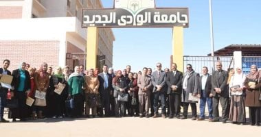 رئيس جامعة الوادى الجديد يكرم قيادات نسائية فى لقاء عن الصورة المستنيرة للمرأة.. صور